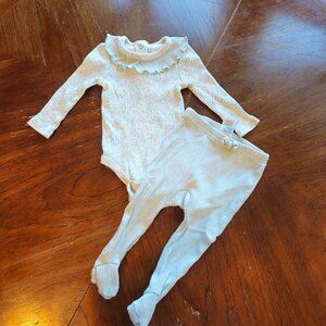 Sale 🎉🥳 4/$25 or $10 Baby Set Size 6/9M